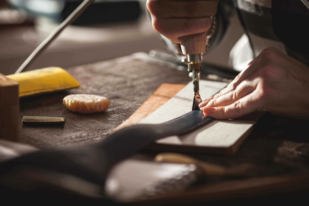 Artisan qui travaille le cuir